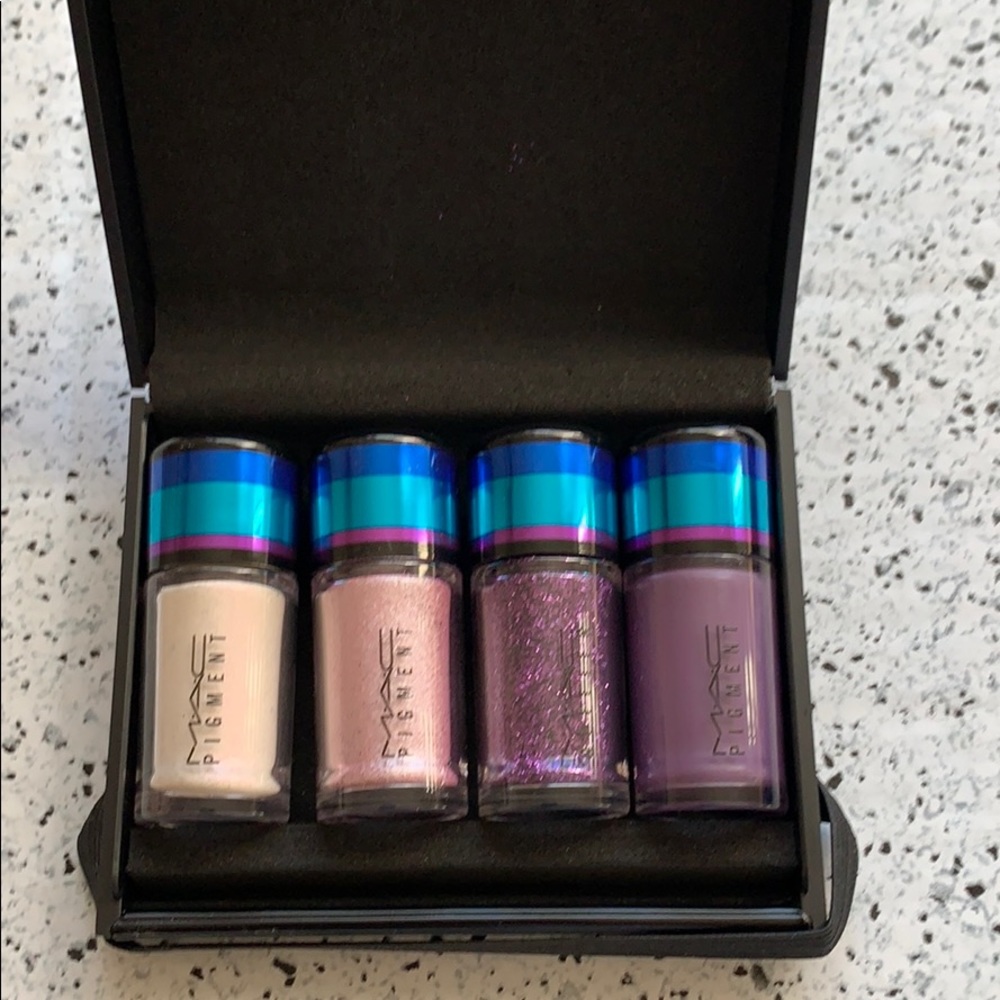 NWT MAC Cosmetics Purple Irresistibly Charming Gli